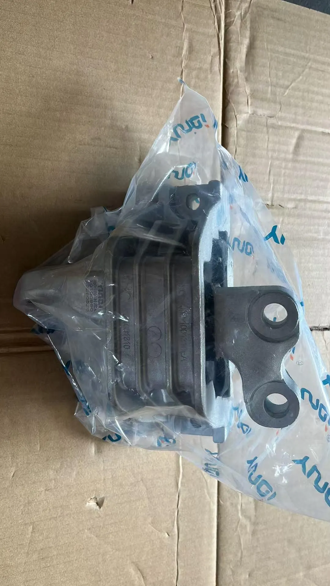 Rear suspended cushion assembly